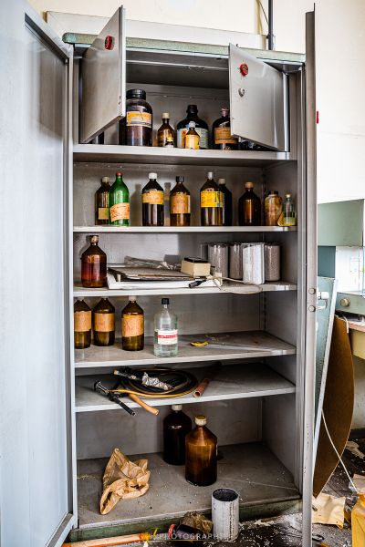 Eine Küche mit Kühlschrank und Waschbecken