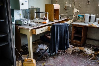 Ein chaotisches Büro mit einem chaotischen Schreibtisch und einem chaotischen Stuhl