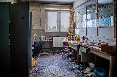 Ein chaotisches Badezimmer mit Waschbecken und Spiegel