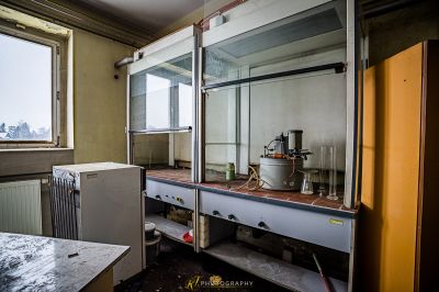 Ein schmutziges Badezimmer mit Waschbecken und Spiegel