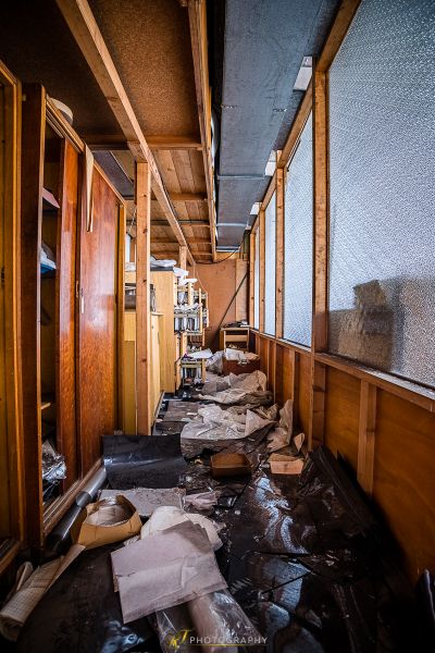 Ein Zimmer mit einem Haufen Papieren und einem Fenster