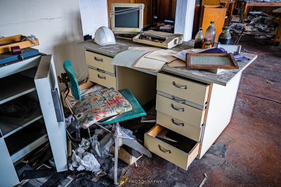 Ein chaotisches Büro mit einem chaotischen Schreibtisch und einem chaotischen Computer