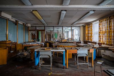 Ein Zimmer mit Schreibtisch und Stuhl