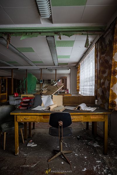 Ein Zimmer mit Schreibtisch und Stuhl