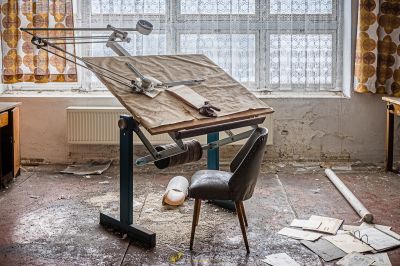 Ein Stuhl und ein Schreibtisch in einem Zimmer