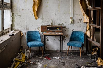 Ein Zimmer mit Schreibtisch und Stuhl