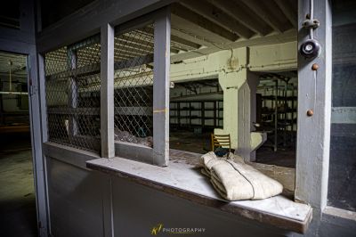 Eine Tasche sitzt auf einer Kante in einem Gebäude