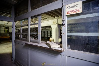 Ein Fenster mit einem Schild, das Queen Hotel liest
