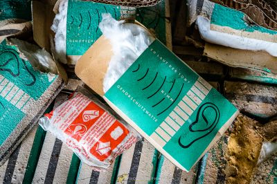 Eine Schachtel Zigaretten, die auf einer Bank sitzen