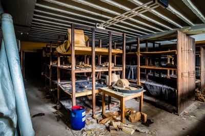 Ein Raum mit viel Arbeitsausstattung