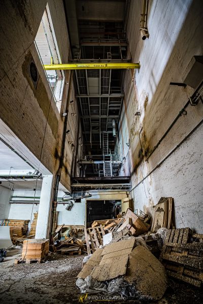 Ein Zimmer mit vielen Trümmern und einem gelben Schild