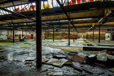 Ein großer Raum mit vielen Trümmern und Trümmern