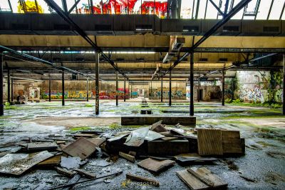 Ein großer Raum mit vielen Trümmern und Trümmern