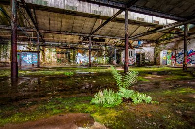 Ein sehr altes Gebäude mit Graffiti an den Wänden