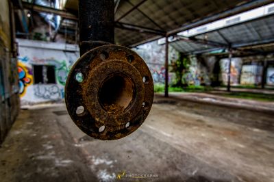 Ein verrostetes Rohr in einem Gebäude