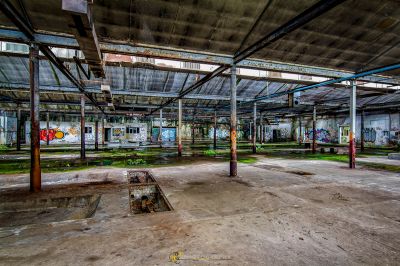 Ein großer Raum mit viel Graffiti an den Wänden