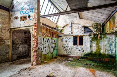 Ein Raum mit Graffiti an den Wänden und einem Fenster