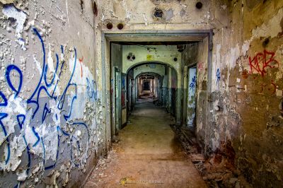 Ein langer Flur mit Graffiti an den Wänden