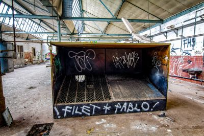 Ein schmutziges Gebäude mit Graffiti an den Wänden