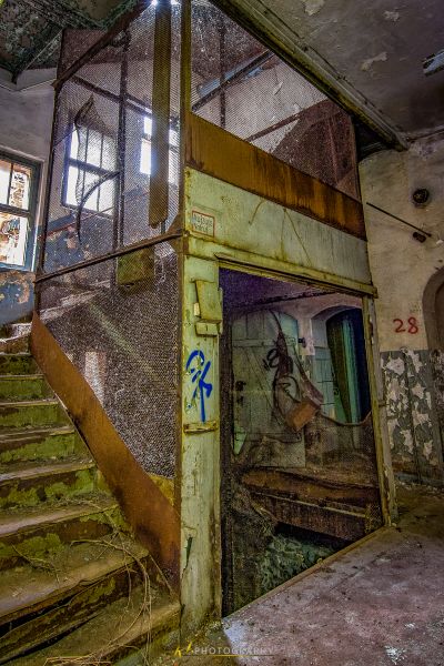 Ein sehr altes Gebäude mit viel Graffiti an den Wänden