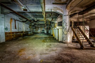 Ein Zimmer mit einer Treppe und einer Treppe