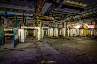 Ein Zimmer mit vielen alten Möbeln