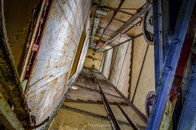 Ein sehr alt aussehendes Zimmer mit viel Rost