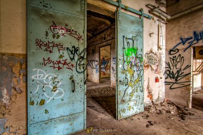 Ein Raum mit Graffiti an den Wänden und Türen