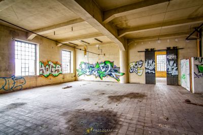 Ein Raum mit Graffiti an den Wänden und einer Tür