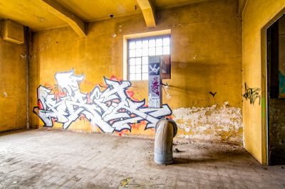 Ein Graffiti überdachter Raum mit einer Feuerhydraulika