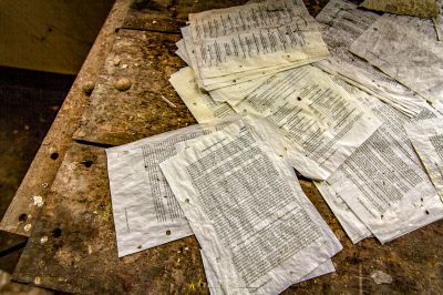 Ein Stapel Papiere auf einem Tisch