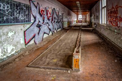 Ein langer Flur mit Graffiti an den Wänden