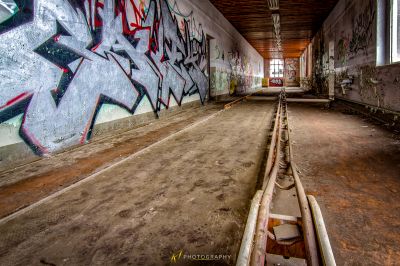 Eine lange Reihe von Graffiti an der Wand