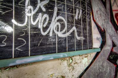 Ein schwarzes Brett mit Graffiti Schrift darauf