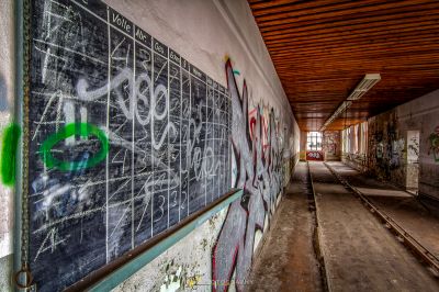 Eine Tafel mit Graffiti darauf