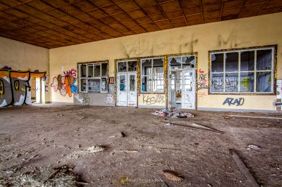 Ein Raum mit Graffiti an den Wänden und einem zerbrochenen Fenster