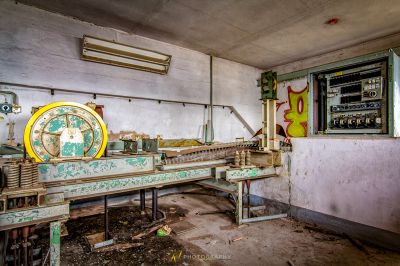 Eine Maschine in einem Raum mit einer Uhr