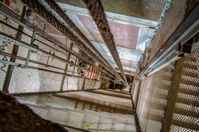 Eine Metalltreppe mit einem Metallgeländer und einem Metallgeländer