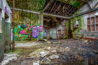 Ein Raum mit Graffiti an den Wänden und der Decke