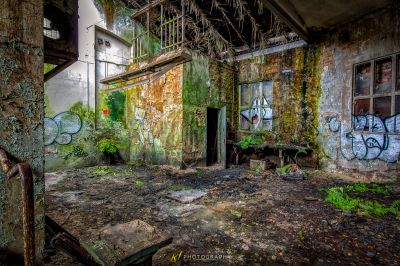 Ein Raum mit Graffiti an den Wänden und einer Tür