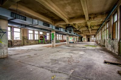 Ein großer Raum mit vielen Fenstern und vielen Trümmern