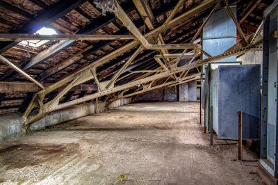 Ein Zimmer mit einer Tür und einem Fenster