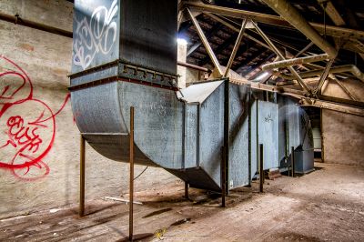 Ein Graffiti überdachter Raum mit einem Metallmülleimer