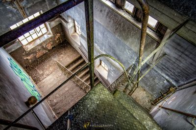 Blick auf ein Treppenhaus von der Spitze eines Gebäudes