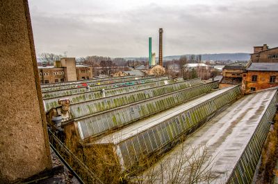 Blick auf einen Bahnhof mit vielen Gebäuden