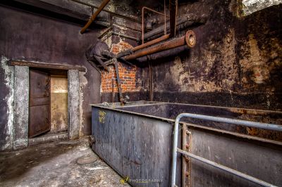 Ein Raum mit einer Ziegelwand und einem Metallrohr