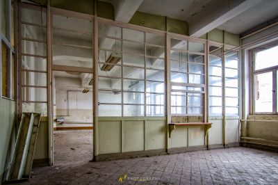 Ein Zimmer mit Fenster und Waschbecken