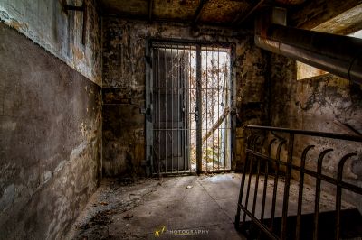 Ein Raum mit einer Metalltür und einem Metallgeländer