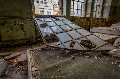 Ein zerbrochenes Fenster in einem verlassenen Gebäude