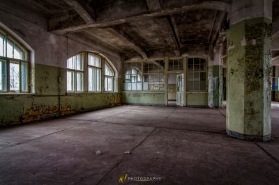 Ein Zimmer mit vielen Fenstern und vielen Fenstern